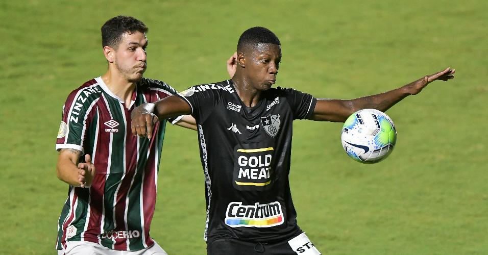 Nino e Matheus Babi disputam a bola na partida entre Fluminense x Botafogo
