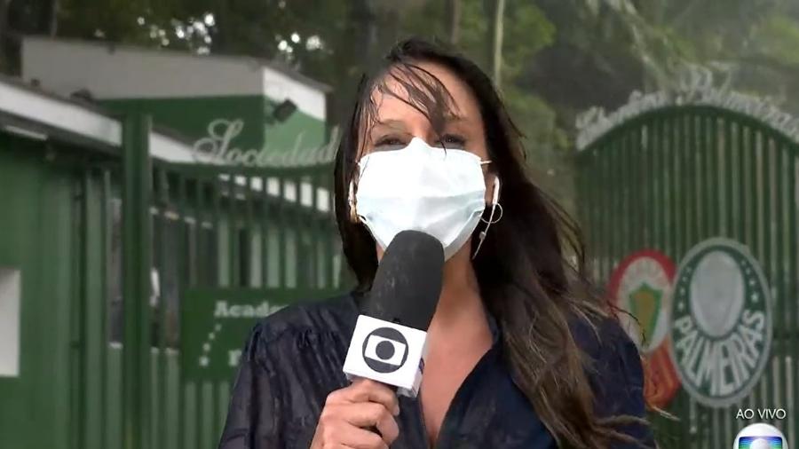 Fabíola Andrade é surpreendida por chuva em frente ao CT do Palmeiras - Reprodução/TV Globo