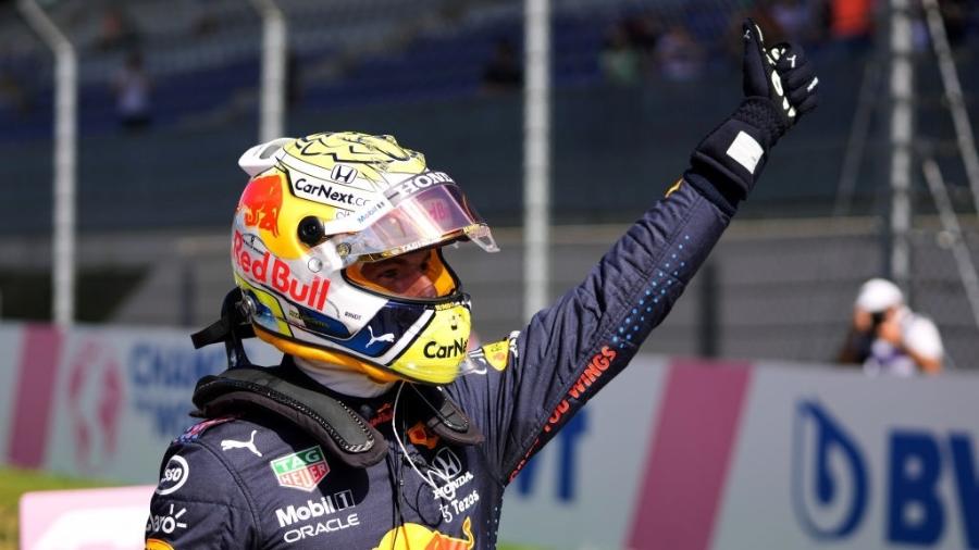 Verstappen comemora o seu desempenho no treino classificatório do GP da Estíria - Darko Vojinovic - Pool/Getty Images