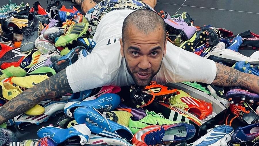 Daniel Alves posta foto com coleção de chuteiras - Reprodução/Instagram