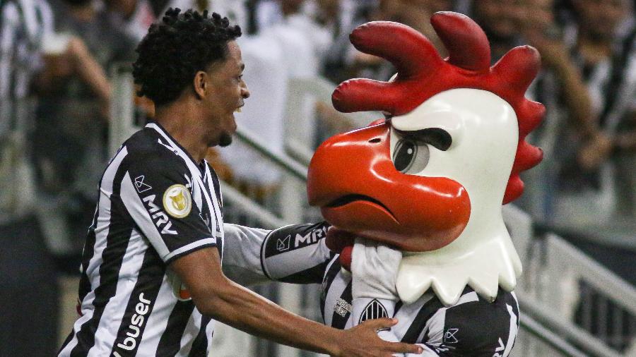 Keno comemora com mascote do Atlético-MG gol sobre o Corinthians, no Mineirão - Fernando Moreno/AGIF