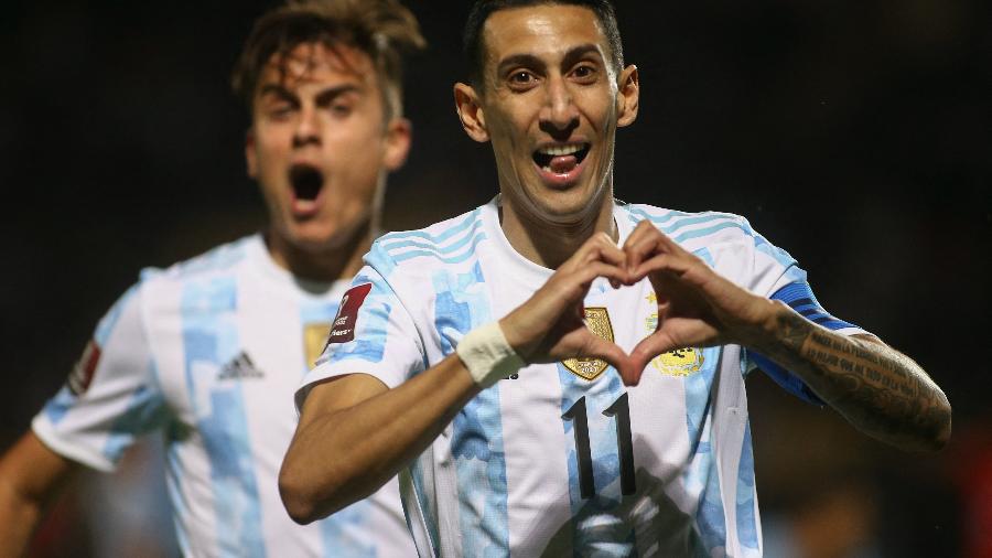 Di María comemora gol contra o Uruguai, com Dybala ao fundo - Divulgação Conmebol