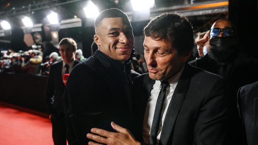 Mbappé ao lado de Leonardo, diretor de futebol do PSG, na cerimônia da Bola de Ouro - FRANCK FIFE / AFP