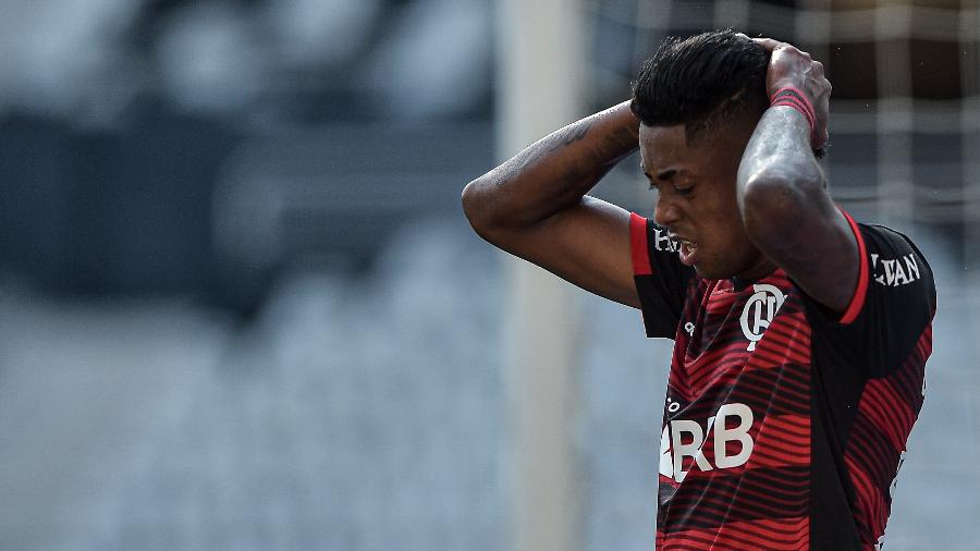 Bruno Henrique lamenta chance perdida para o Flamengo contra o Resende - Thiago Ribeiro/AGIF