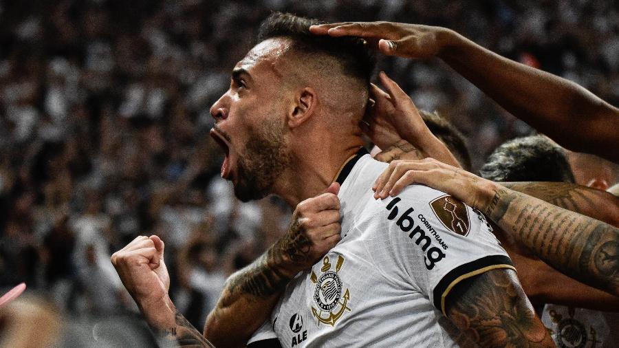 Maycon é abraçado por torcedores do Corinthians após marcar na partida contra o Boca Juniors, válida pela Libertadores - RONALDO BARRETO/THENEWS2/ESTADÃO CONTEÚDO