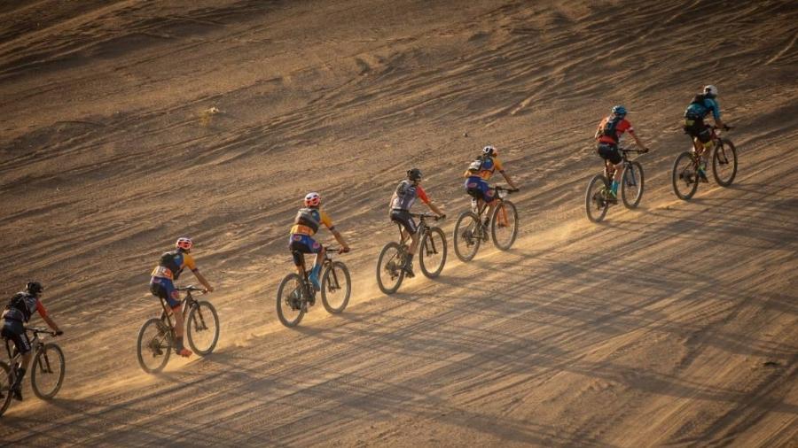 Os ciclistas da Titan Desert percorrem 598 km no deserto de Marrocos - Divulgação/Titan Desert
