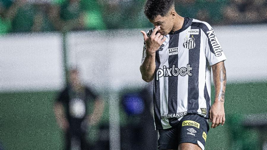  Marcos Leonardo, jogador do Santos, lamenta chance perdida durante partida contra o Goiás - Heber Gomes/AGIF