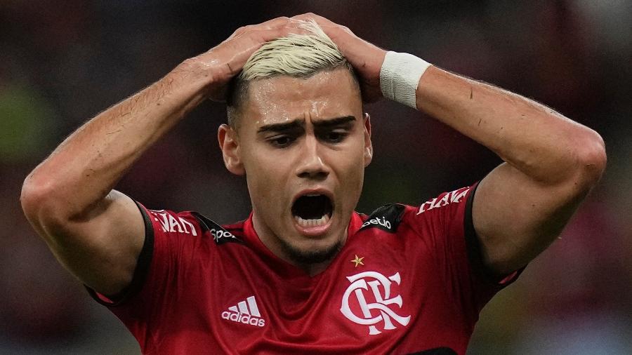 Andreas Pereira em ação com a camisa do Flamengo; meio-campista tem futuro indefinido no clube brasileiro - Silvia Izquierdo-Pool/Getty Images