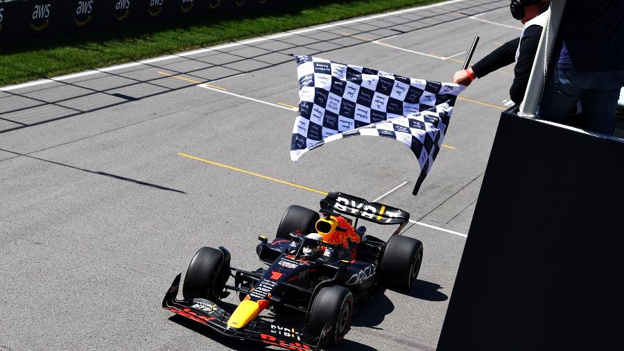 Max Verstappen recebe a bandeira quadriculada ao vencer o GP do Canadá - Clive Rose/Getty Images via AFP