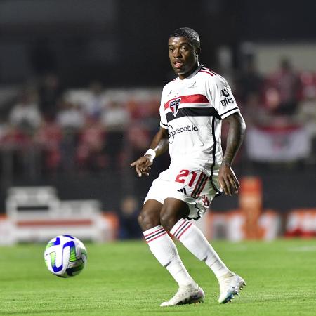 Jhegson Méndez, volante do São Paulo, durante partida contra o Ituano.