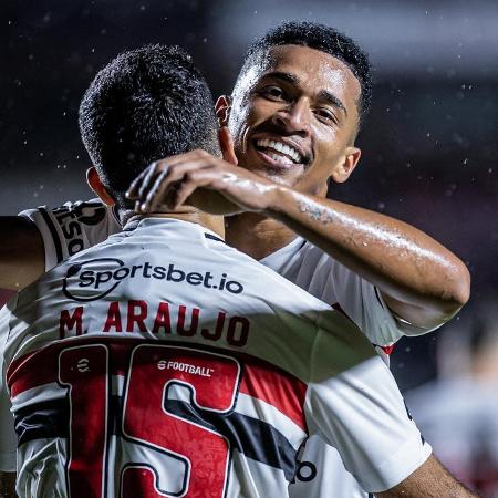 Marcos Paulo e Michel Araújo celebram gol do São Paulo sobre o Puerto Cabello no Morumbi - RAFAEL ASSUNçãO/AGÊNCIA O DIA/AGÊNCIA O DIA/ESTADÃO CONTEÚDO