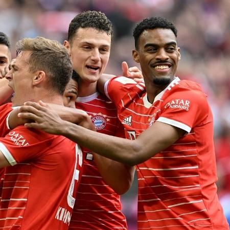 Jogadores do Bayern comemoram gol sobre o Schalke 04 - Christof STACHE / AFP