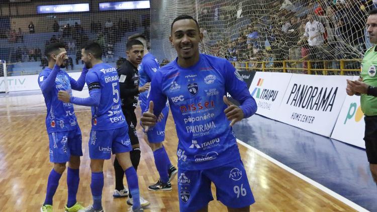 Malcom comemora gol pelo Foz Cataratas