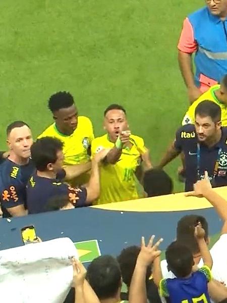Neymar xinga torcedor que jogou pipoca nele, após Brasil x Venezuela