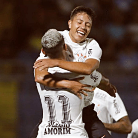 Jogadores do Corinthians comemoram após marcar contra o Ji-Paraná, na Copinha
