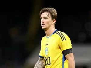 Jogador sueco desmaia em casa e é internado com 'doença aguda no cérebro'