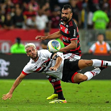 Fabrício Bruno disputa a bola com Calleri em Flamengo x São Paulo, confronto do Campeonato Brasileiro