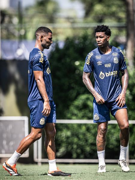 Joaquim e Gil em treino do Santos no CT Rei Pelé - Raul Baretta/ Santos FC
