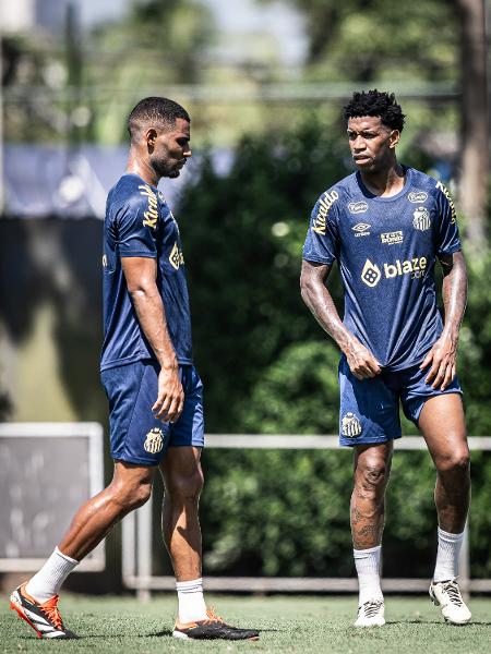 Joaquim e Gil em treino do Santos no CT Rei Pelé