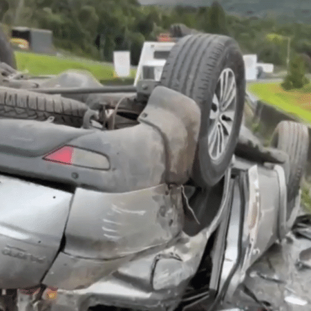 Estado do carro de dunga após capotamento na Rodovia Régis Bittencourt