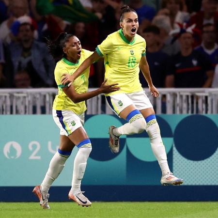 Gabi Portilho comemora gol em Brasil x França, duelo do futebol feminino nas Olimpíadas