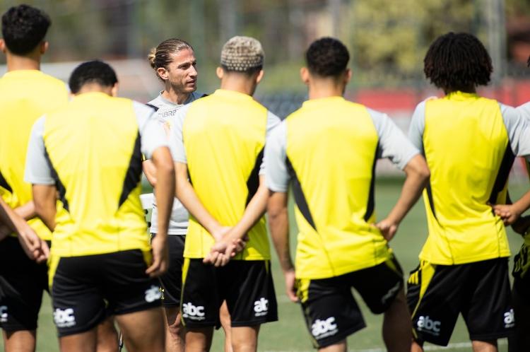 Filipe Luís, técnico do sub-20 do Flamengo, conversa com jogadores