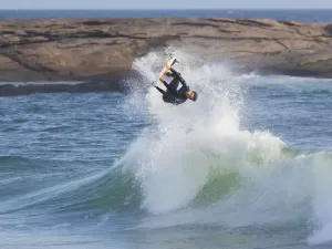 Brasileiro acerta backflip espetacular e consegue 10 unânime no surfe