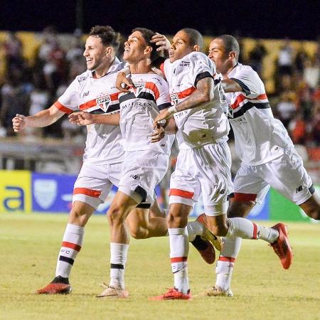 Guilherme Reis é abraçado após marcar sobre XV de Jaú; ele acabou expulso pouco depois