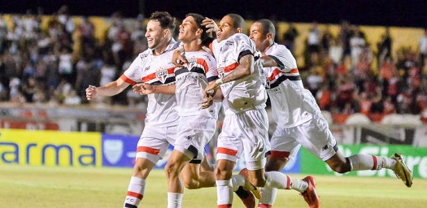 São Paulo Overcomes Controversial Card and Beats XV de Jaú with Star Left-Back Performance