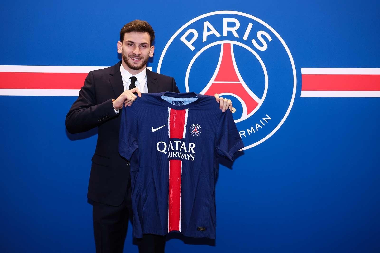 PSG anuncia a contratação de Kvaratskhelia, ex-Napoli, até 2029
