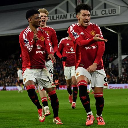 O argentino Lisandro Martinez, do Manchester United, comemora após marcar gol na partida da Premier League entre Fulham e Manchester United no Craven Cottage, em Londres. O argentino Lisandro Martinez, do Manchester United, comemora após marcar gol na partida da Premier League entre Fulham e Manchester United no Craven Cottage, em Londres.