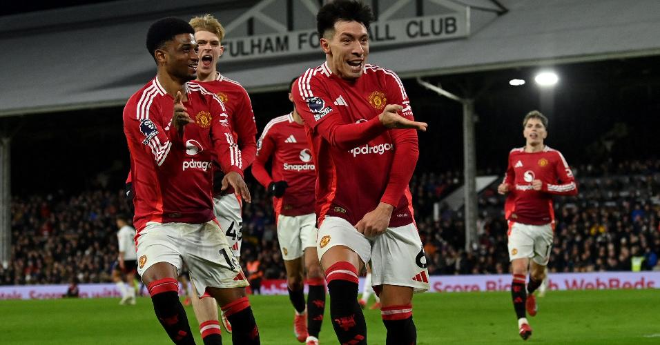 O argentino Lisandro Martinez, do Manchester United, comemora após marcar gol na partida da Premier League entre Fulham e Manchester United no Craven Cottage, em Londres.