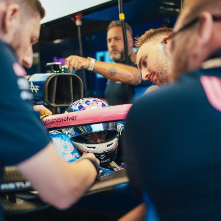 Franco Colapinto testa seu assento antes da estreia pela Alpine em Imola Franco Colapinto testa seu assento antes da estreia pela Alpine em Imola