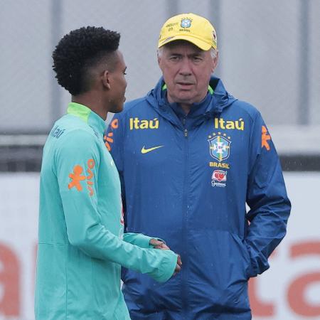 Carlo Ancelotti conversa com Estêvão durante treino da seleção brasileira Carlo Ancelotti conversa com Estêvão durante treino da seleção brasileira
