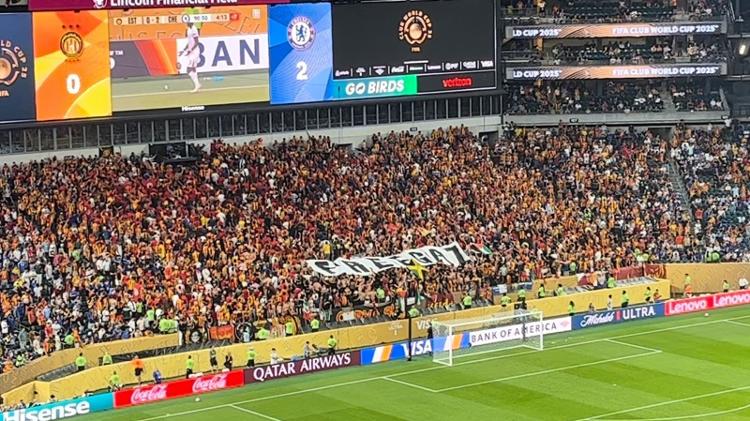 Segunda faixa da torcida do Espérance diz: "Free, Gaza (Liberdade, Gaza)". Ficou faltando um "A" no final Segunda faixa da torcida do Espérance diz: "Free, Gaza (Liberdade, Gaza)". Ficou faltando um "A" no final