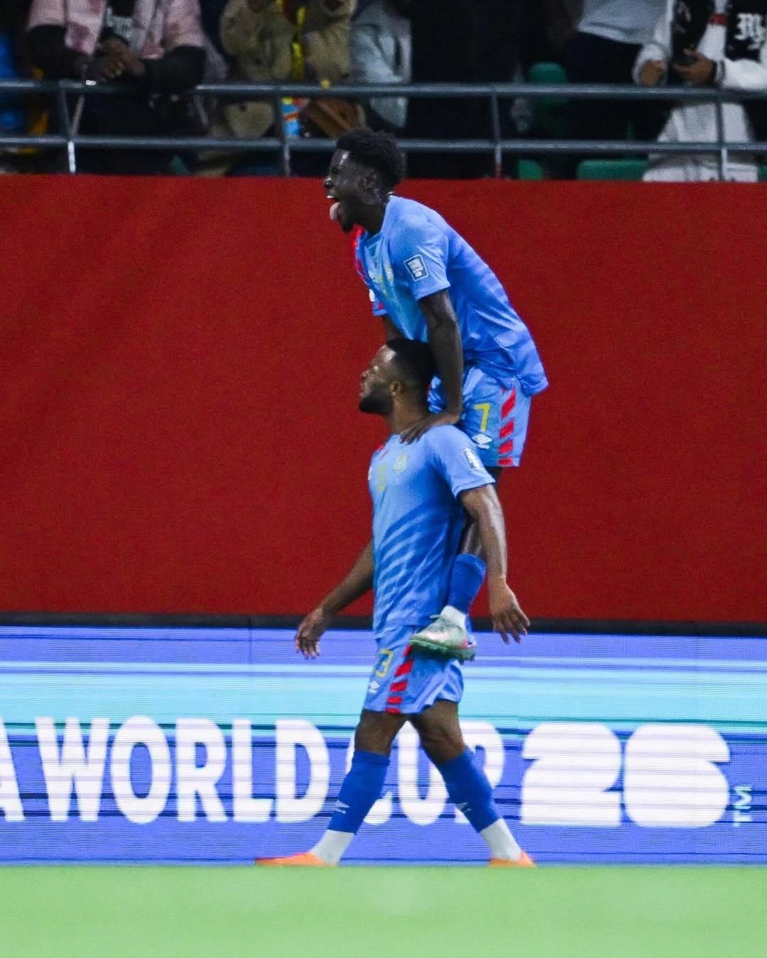 Elia (no chão) celebra com Mbuku, durante RD Congo e Nigéria, pelas Eliminatórias Africanas para a Copa - undefined
