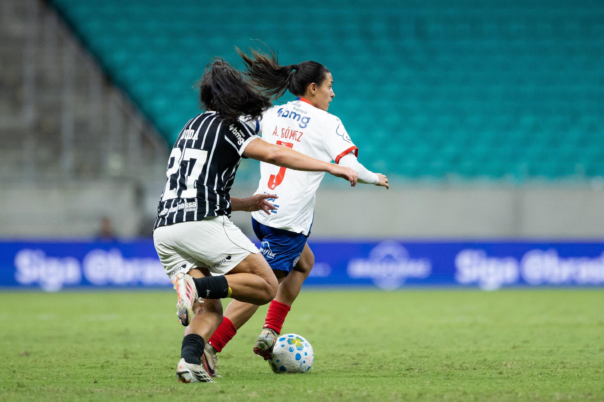 Duda Sampaio e Angela Gomez disputam a bola em Bahia x Corinthians, pelo Brasileirão Feminino - undefined