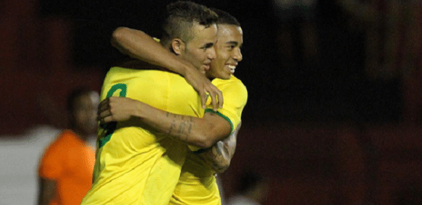 Luan (frente) celebra mais um gol pela seleção ao lado de Gabriel Jesus - Divulgação/CBF