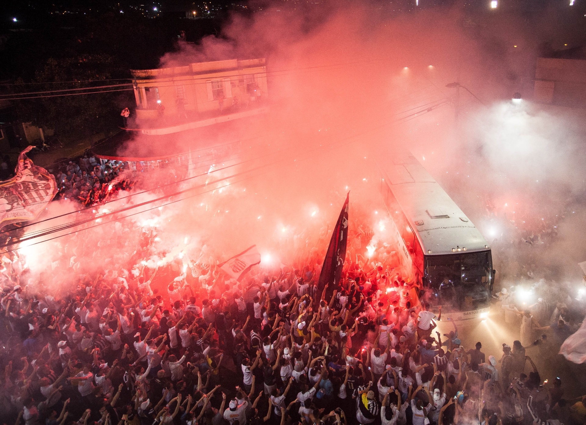 Torcida do Santos faz festa na chegada do ônibus da equipe antes de Santos x Palmeiras pela final da Copa do Brasil - Ricardo Nogueira/Folhapress