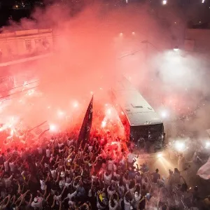 Torcida do Santos faz festa na chegada do ônibus da equipe antes de Santos x Palmeiras pela final da Copa do Brasil - Ricardo Nogueira/Folhapress