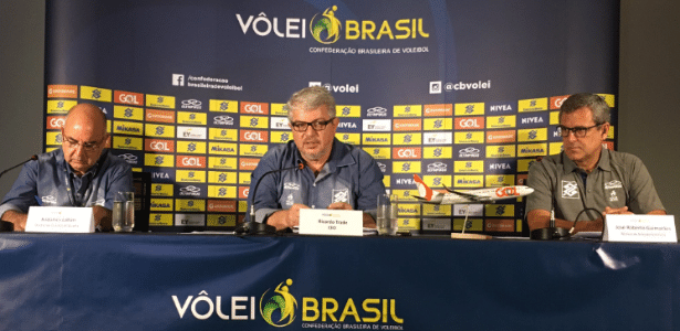José Roberto Guimarães na coletiva na qual confirmou sua permanência na seleção - Divulgação