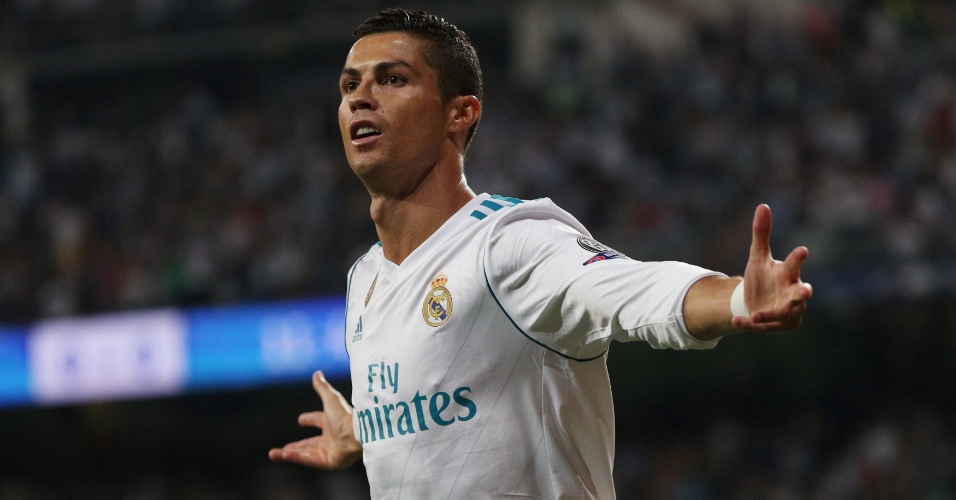 Cristiano Ronaldo comemora o seu gol pelo Real contra o APOEL na Liga dos Campeões 