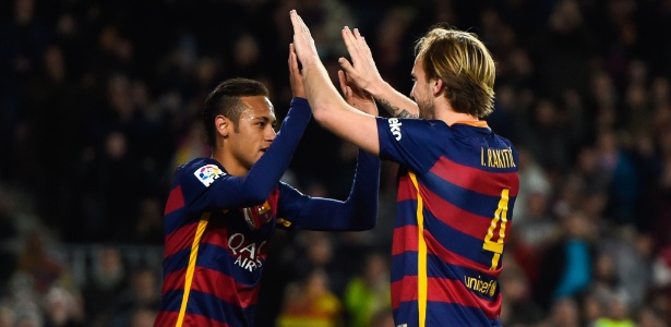 Neymar e Rakitic se cumprimentam em jogo do Barcelona - David Ramos/Getty Images