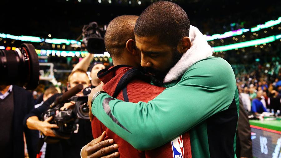 Isaiah Thomas e Kyrie Irving se abraçam após vitória dos Celtics sobre Cavaliers - Maddie Meyer/AFP