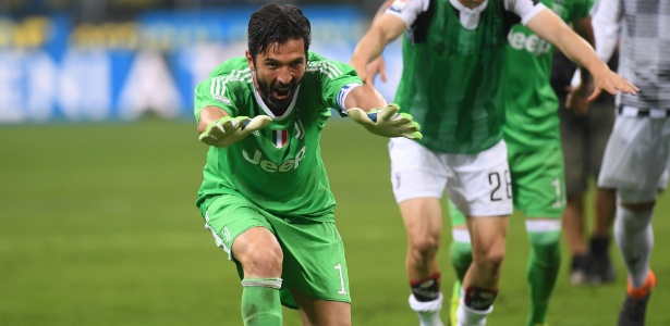 Buffon comemora a vitória da Juventus sobre a Inter de Milão - Alberto Lingria/Reuters - Alberto Lingria/Reuters