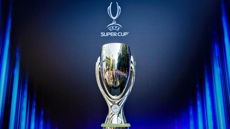 Troféu da Supercopa da UEFA é exposto antes da edição de 2013, em Praga - Matej Divizna/Getty Images