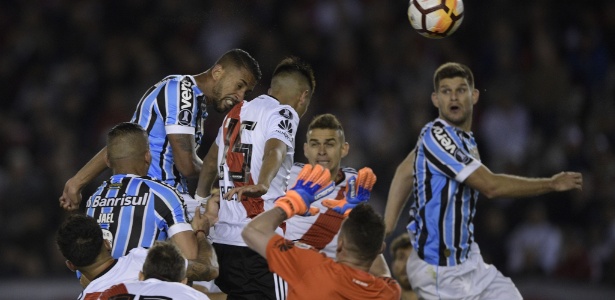 grêmio bola aérea - JUAN MABROMATA / AFP - JUAN MABROMATA / AFP