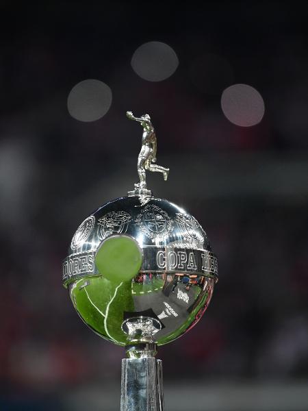 Troféu da Libertadores foi apresentado antes da entrada dos jogadores no campo do Santiago Bernabéu - Matthias Hangst/Getty Images