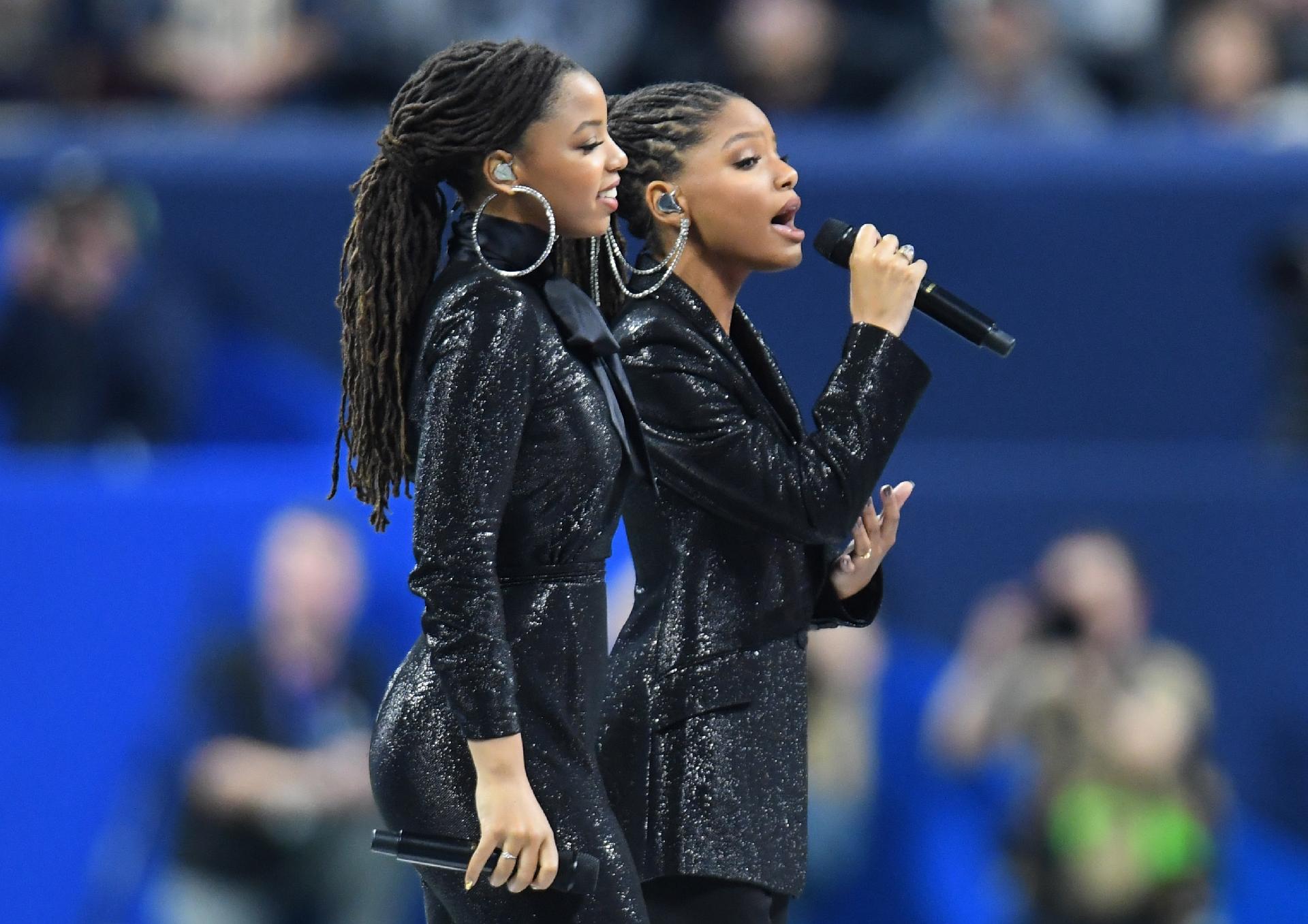 Chloe x Halle, duo de R&B, interpreta o clássico 'America the Beautiful' antes da final da temporada da NFL em Atlanta - Christopher Hanewinckel/USA TODAY