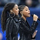 Chloe x Halle, duo de R&B, interpreta o clássico 'America the Beautiful' antes da final da temporada da NFL em Atlanta - Christopher Hanewinckel/USA TODAY